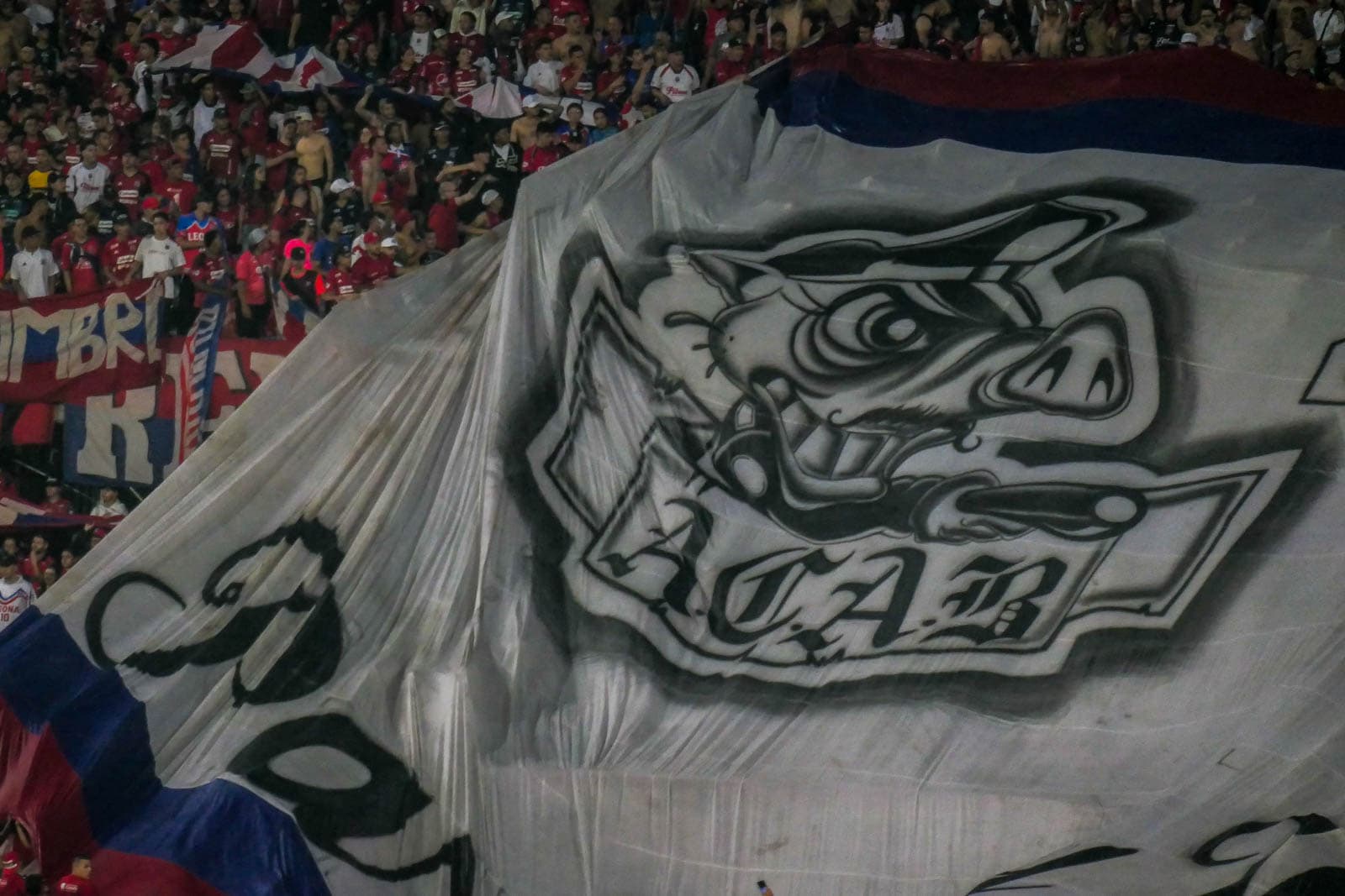 Ontlading na late treffer bij Medellin derby vol pyro en spandoeken