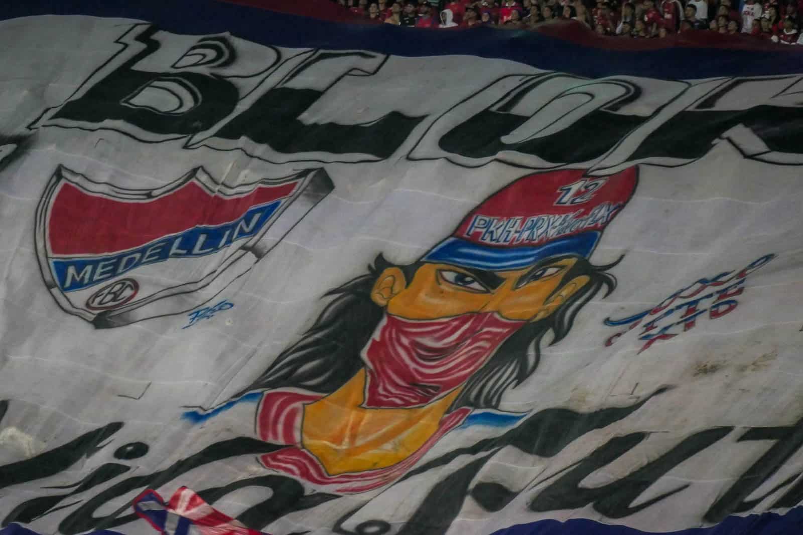 Ontlading na late treffer bij Medellin derby vol pyro en spandoeken