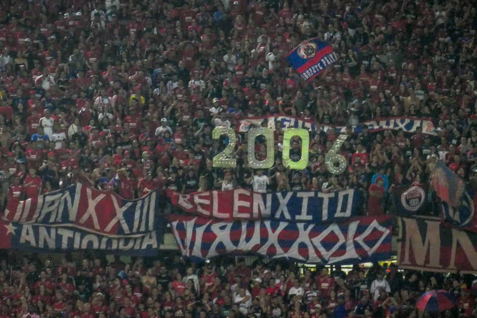 Ontlading na late treffer bij Medellin derby vol pyro en spandoeken