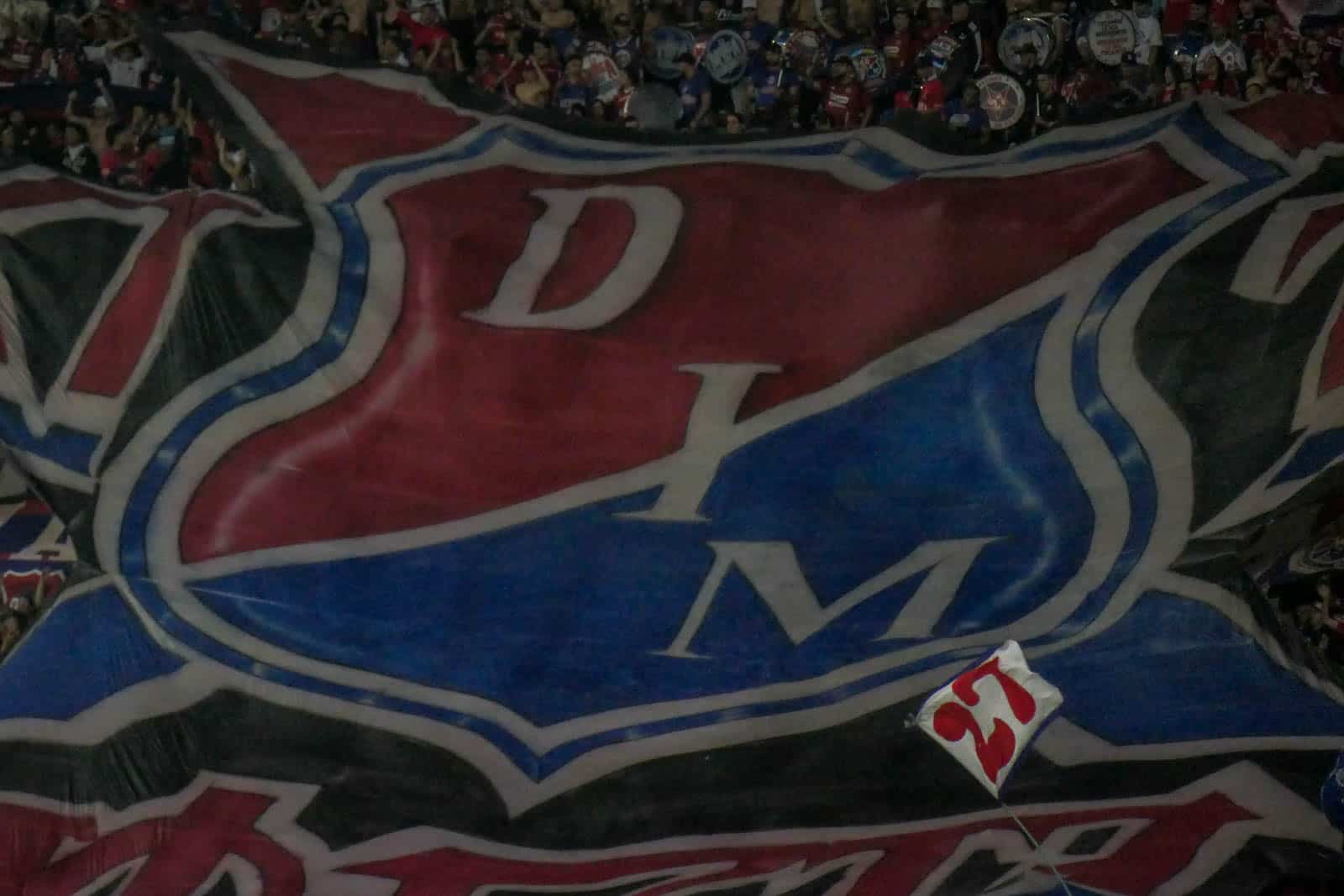 Ontlading na late treffer bij Medellin derby vol pyro en spandoeken