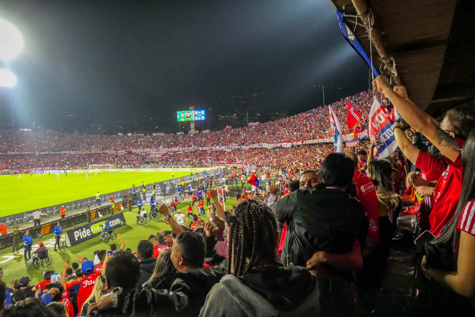 Ontlading na late treffer bij Medellin derby vol pyro en spandoeken