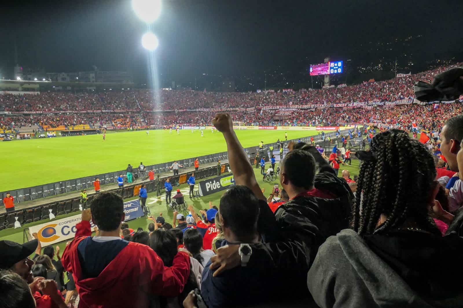 Ontlading na late treffer bij Medellin derby vol pyro en spandoeken