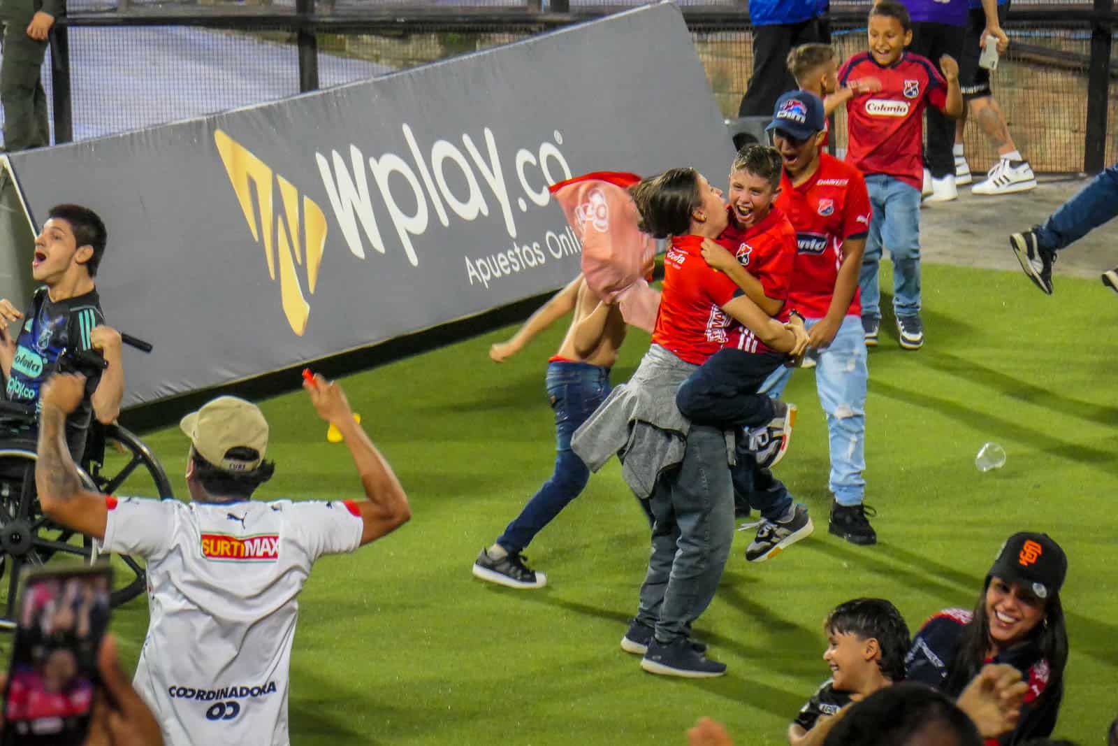 Ontlading na late treffer bij Medellin derby vol pyro en spandoeken