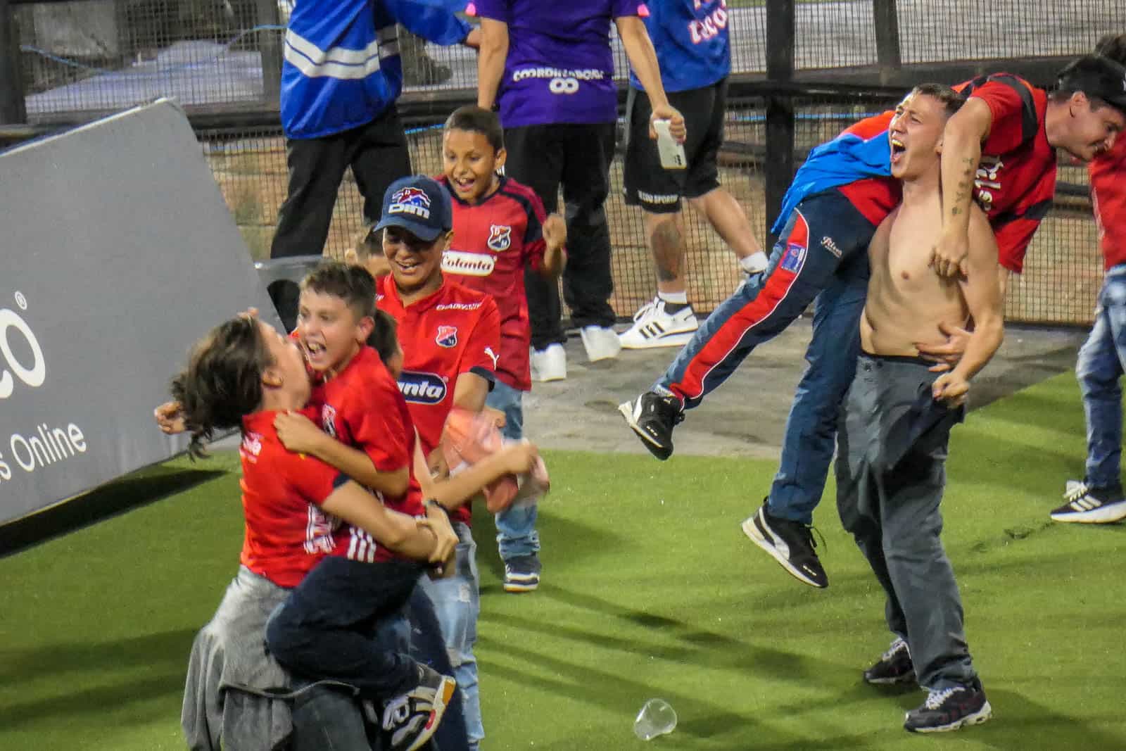 Ontlading na late treffer bij Medellin derby vol pyro en spandoeken