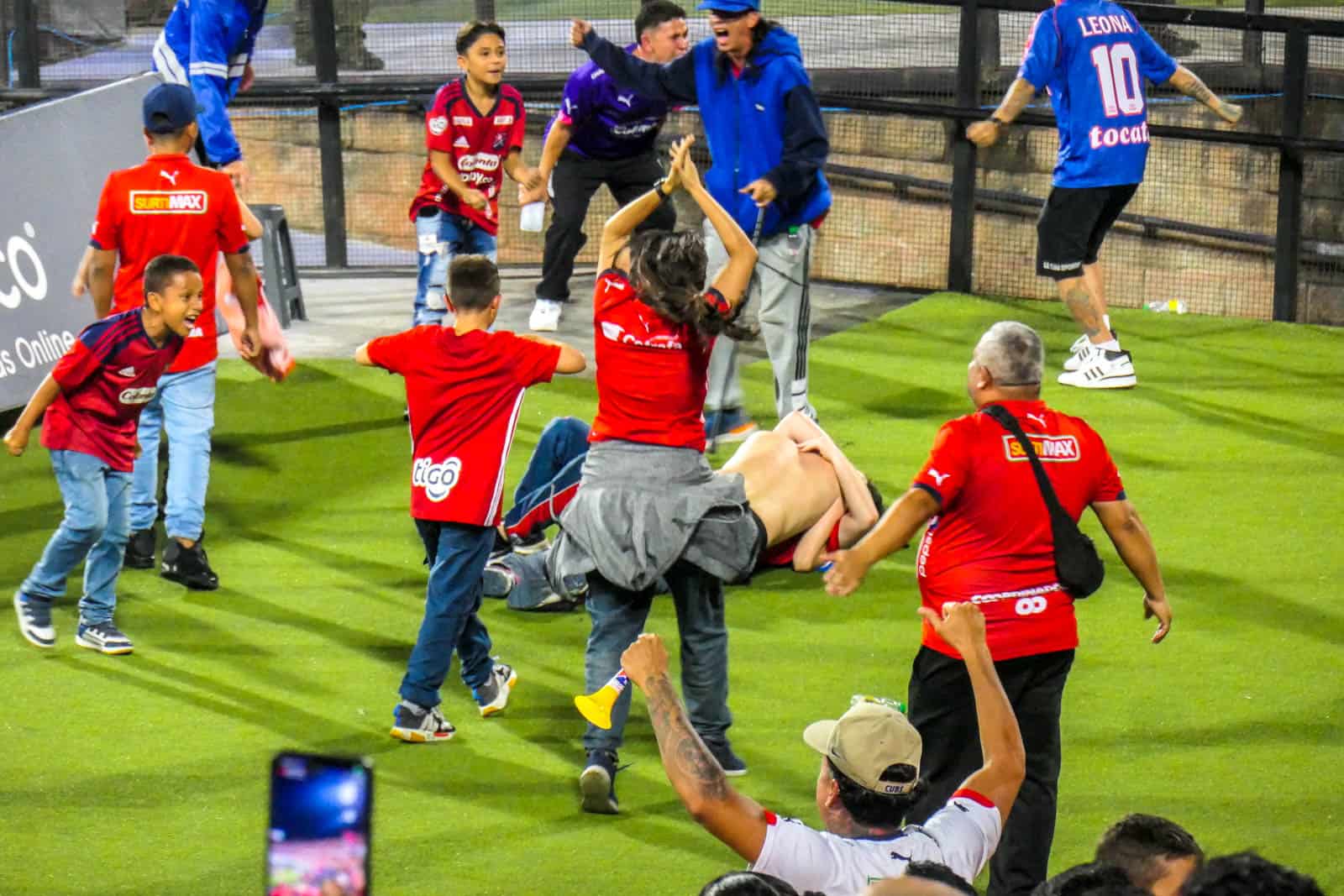 Ontlading na late treffer bij Medellin derby vol pyro en spandoeken