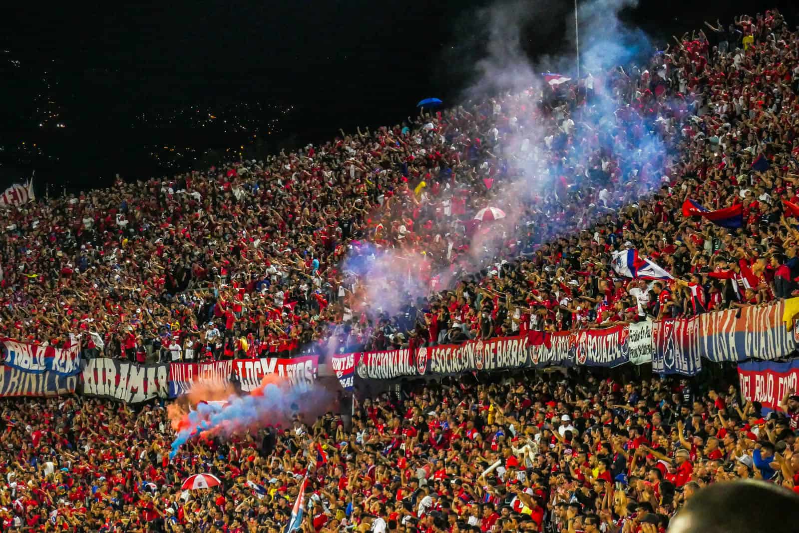 Ontlading na late treffer bij Medellin derby vol pyro en spandoeken