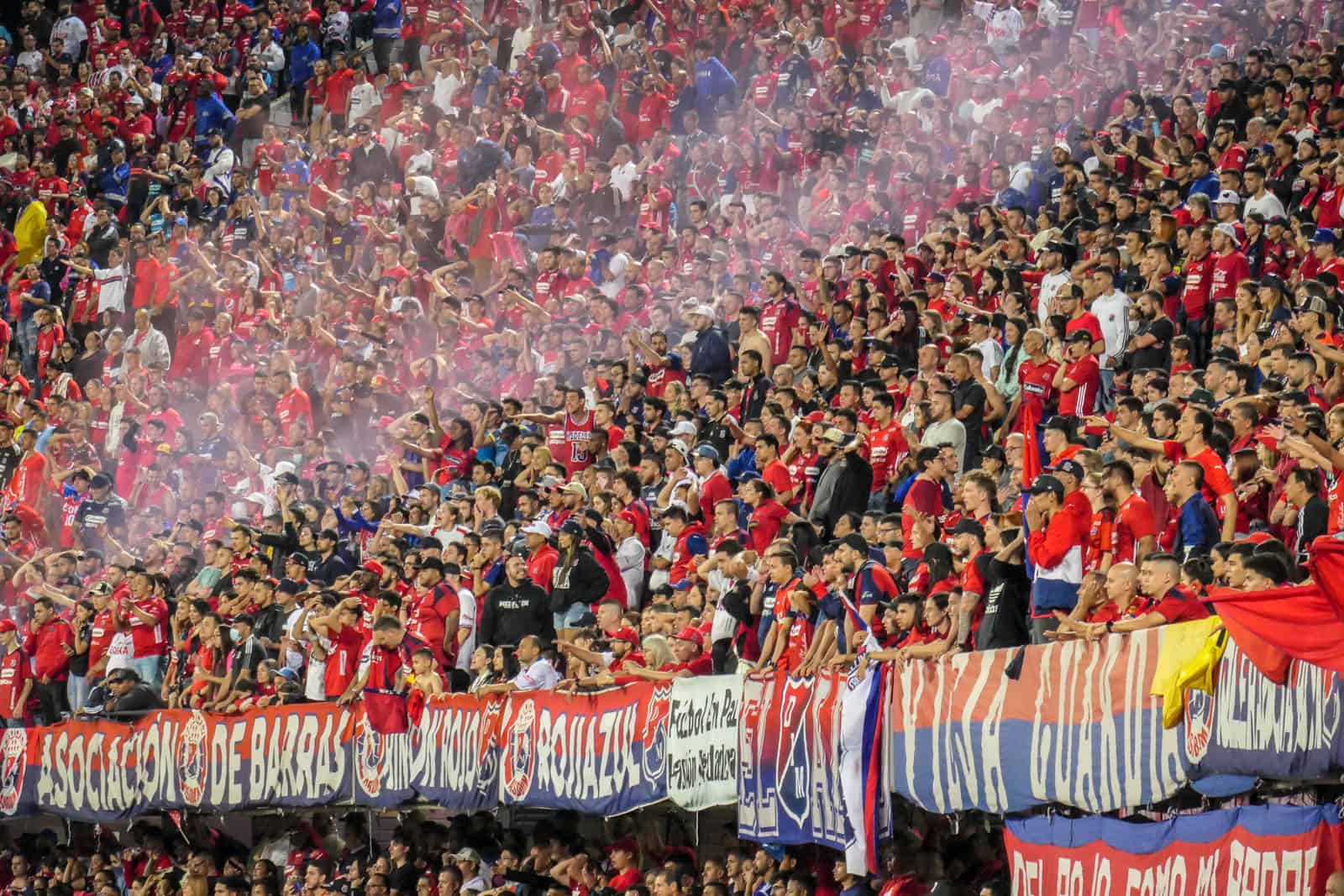 Ontlading na late treffer bij Medellin derby vol pyro en spandoeken