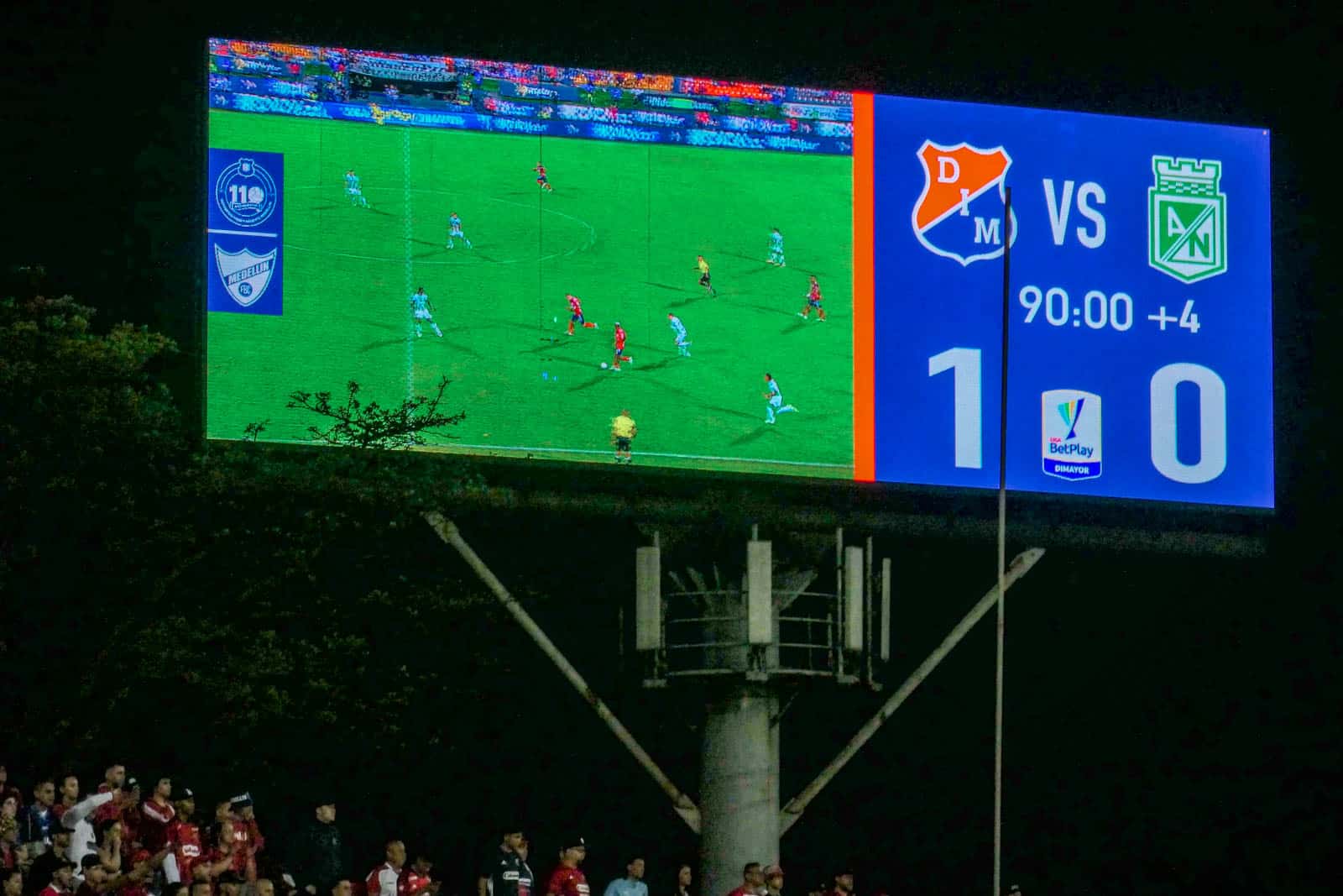 Ontlading na late treffer bij Medellin derby vol pyro en spandoeken