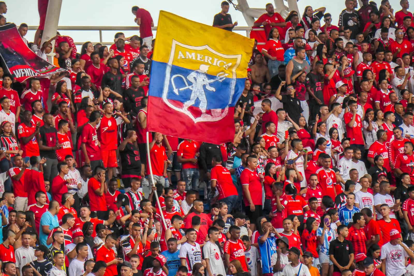Glansrijke overwinning in Cali derby brengt extase bij supporters America de Cali