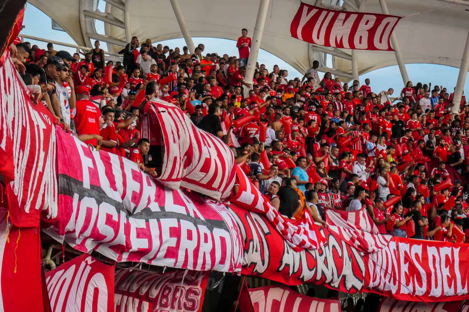 Glansrijke overwinning in Cali derby brengt extase bij supporters America de Cali
