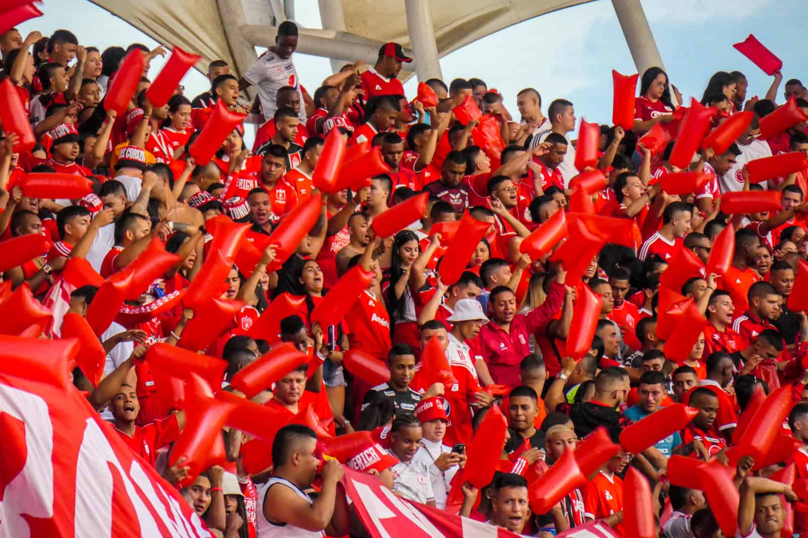 Glansrijke overwinning in Cali derby brengt extase bij supporters America de Cali