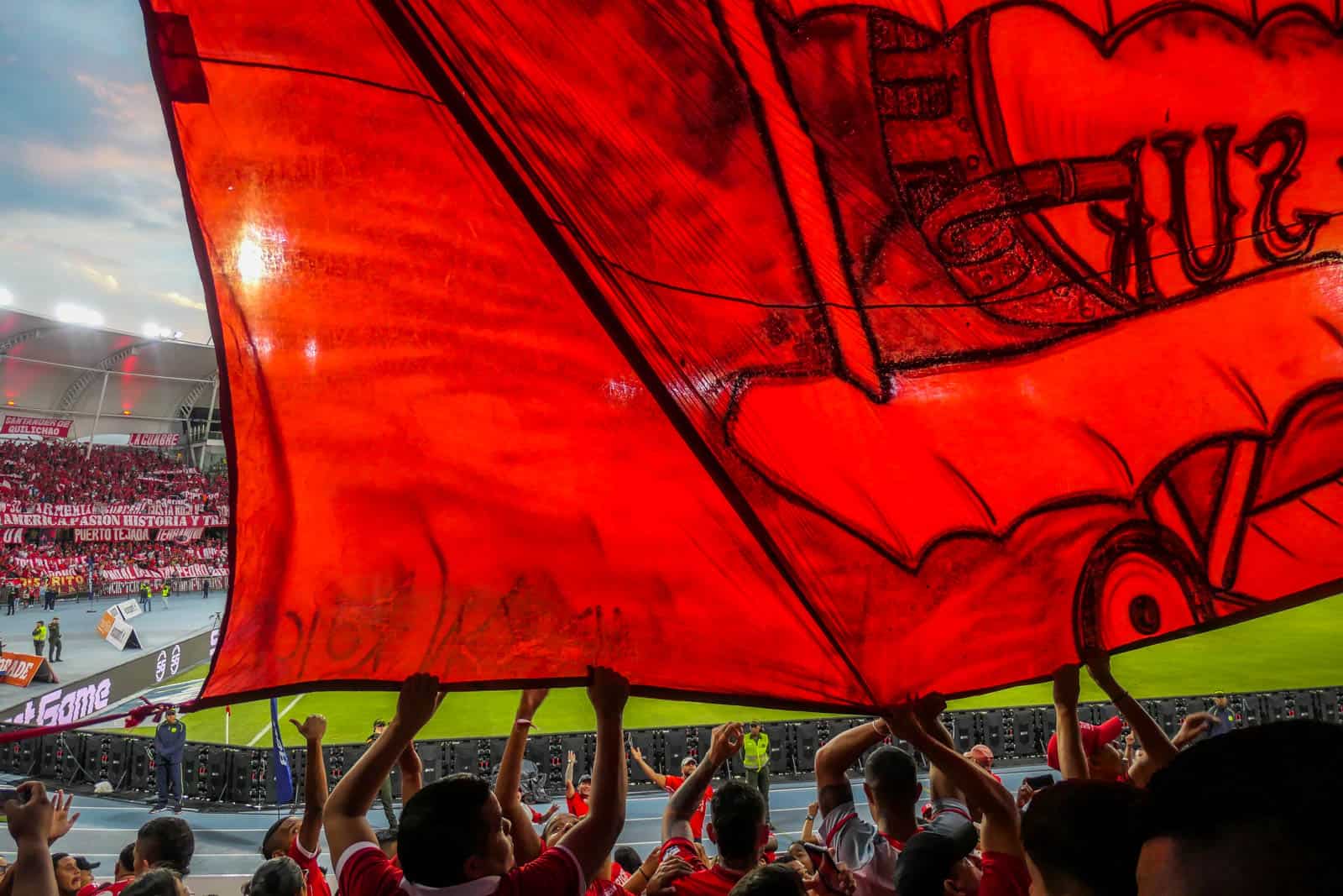 Glansrijke overwinning in Cali derby brengt extase bij supporters America de Cali