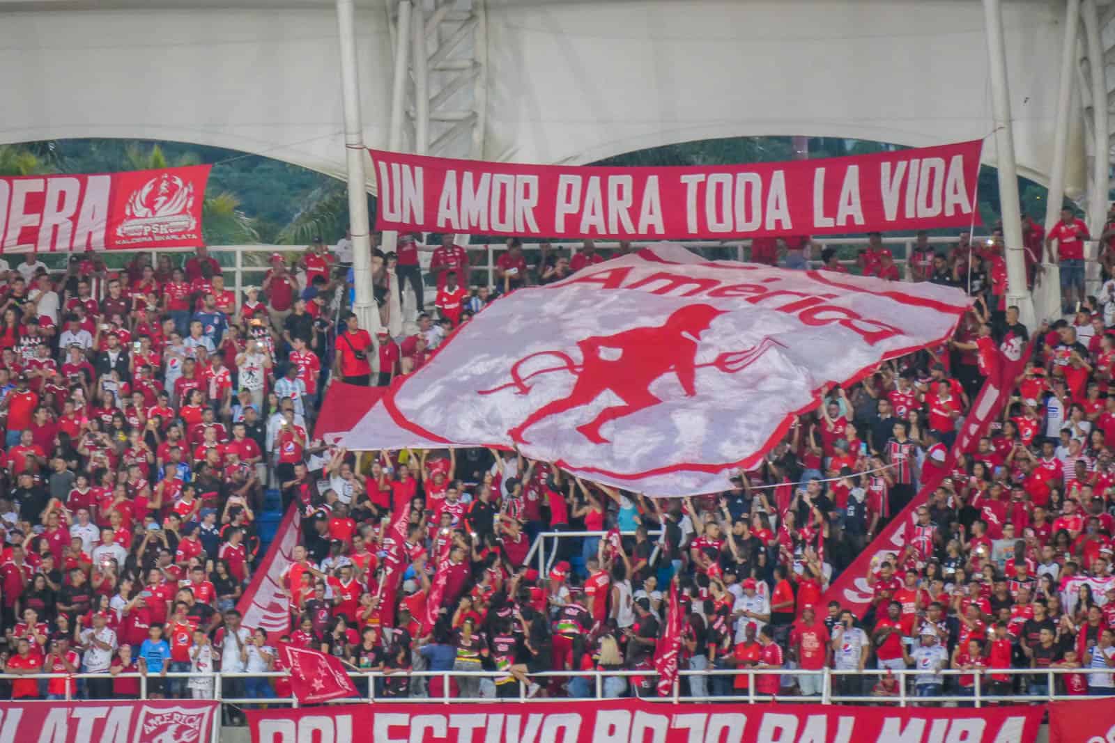 Glansrijke overwinning in Cali derby brengt extase bij supporters America de Cali