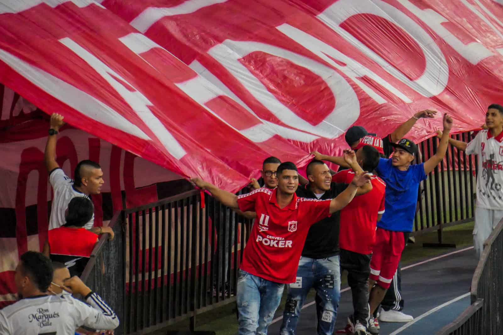 Glansrijke overwinning in Cali derby brengt extase bij supporters America de Cali