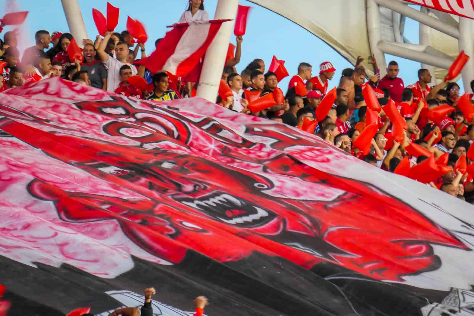 Glansrijke overwinning in Cali derby brengt extase bij supporters America de Cali