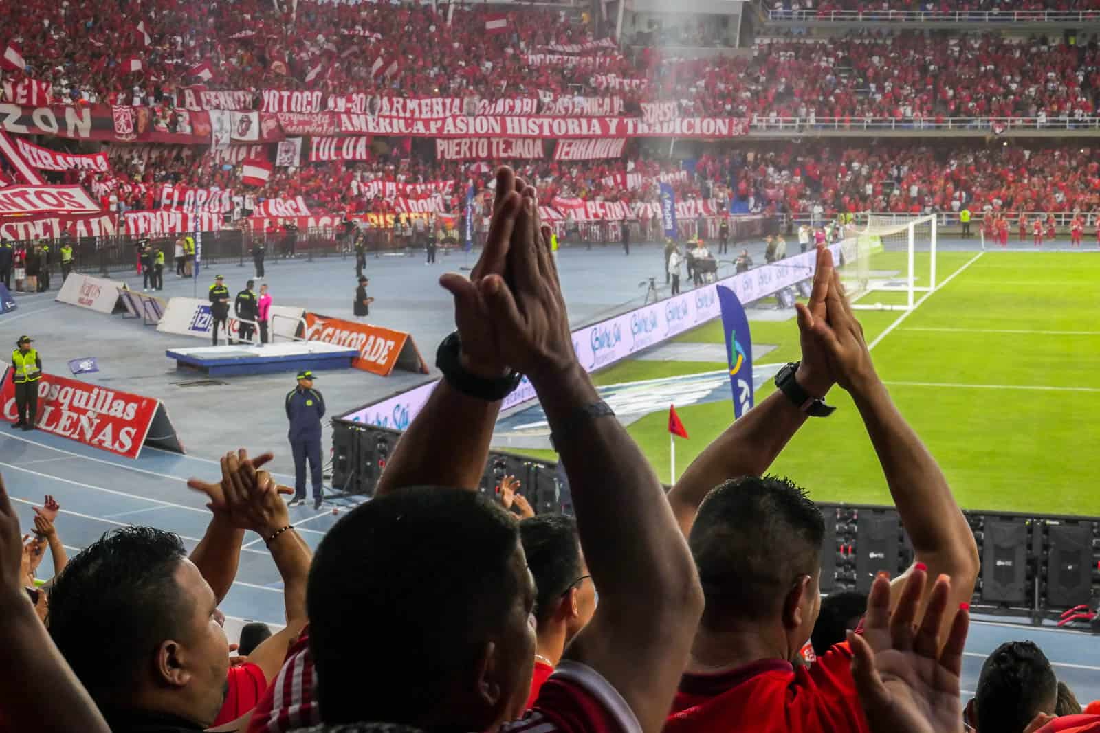 Glansrijke overwinning in Cali derby brengt extase bij supporters America de Cali
