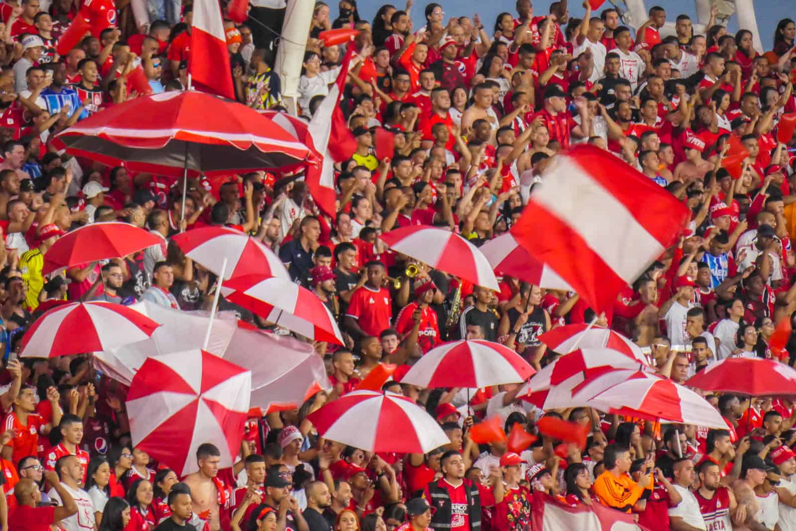 Glansrijke overwinning in Cali derby brengt extase bij supporters America de Cali