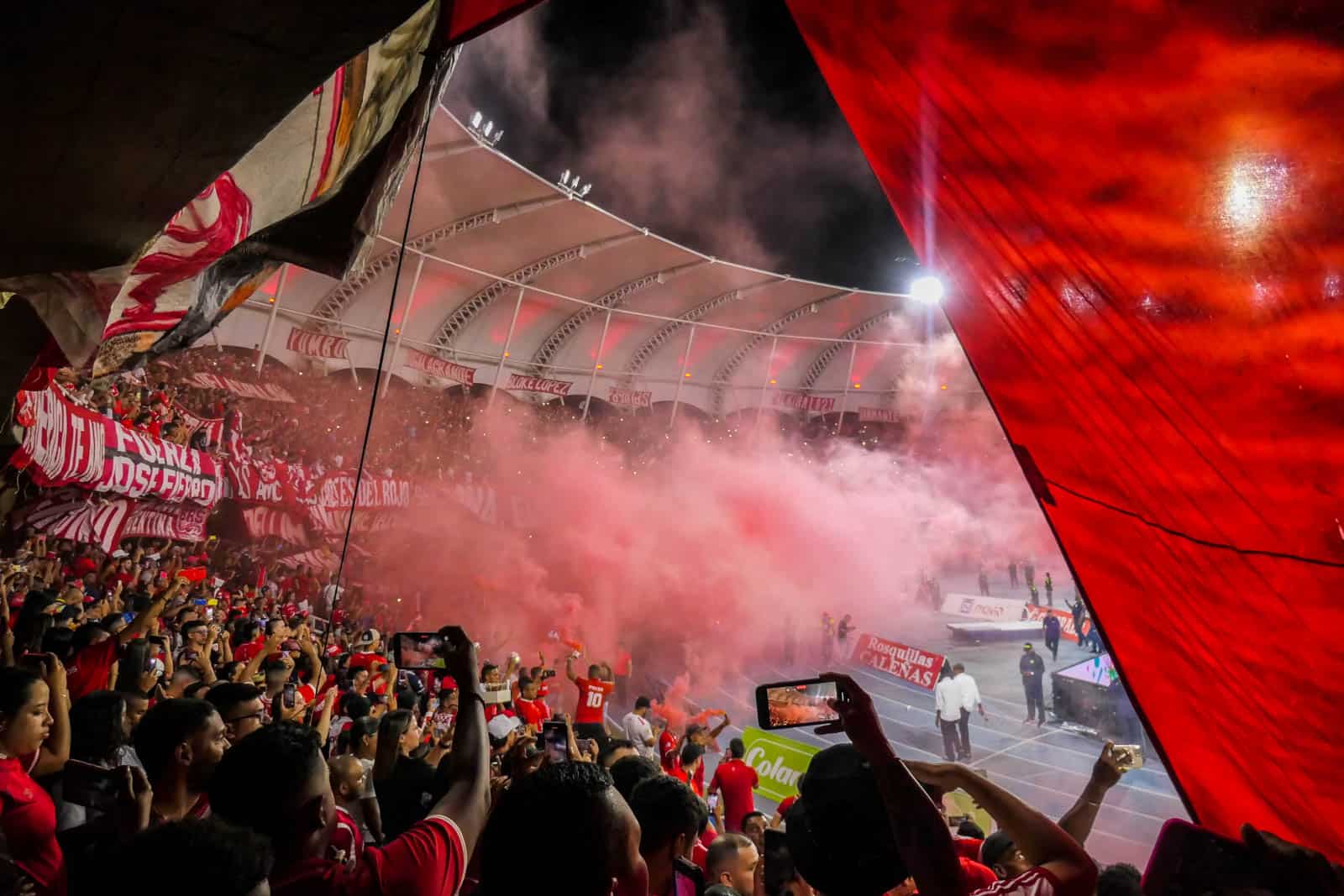 Glansrijke overwinning in Cali derby brengt extase bij supporters America de Cali