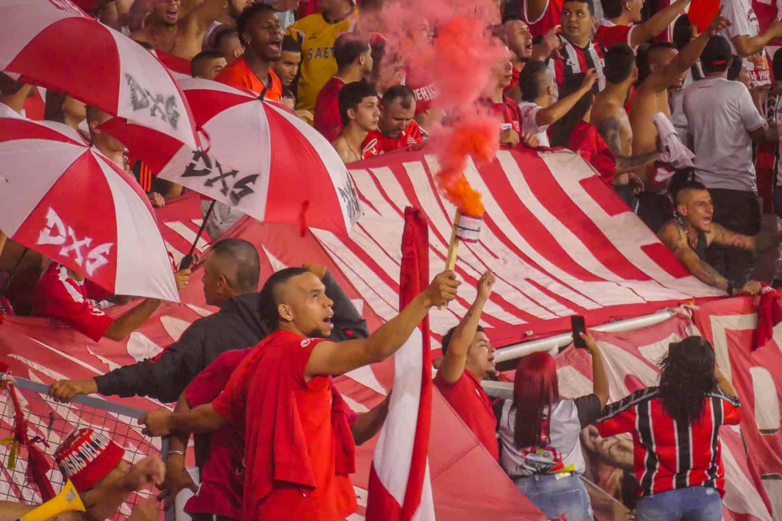 Glansrijke overwinning in Cali derby brengt extase bij supporters America de Cali