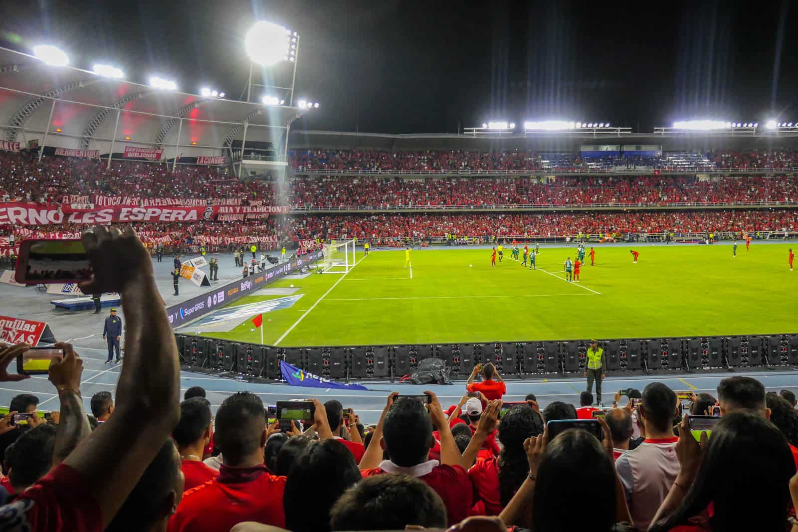 Glansrijke overwinning in Cali derby brengt extase bij supporters America de Cali