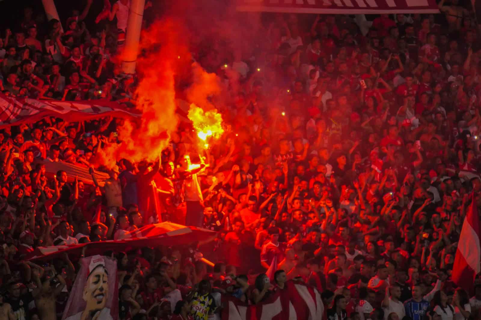 Glansrijke overwinning in Cali derby brengt extase bij supporters America de Cali