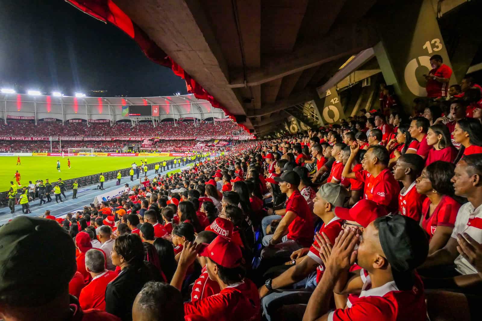 Glansrijke overwinning in Cali derby brengt extase bij supporters America de Cali