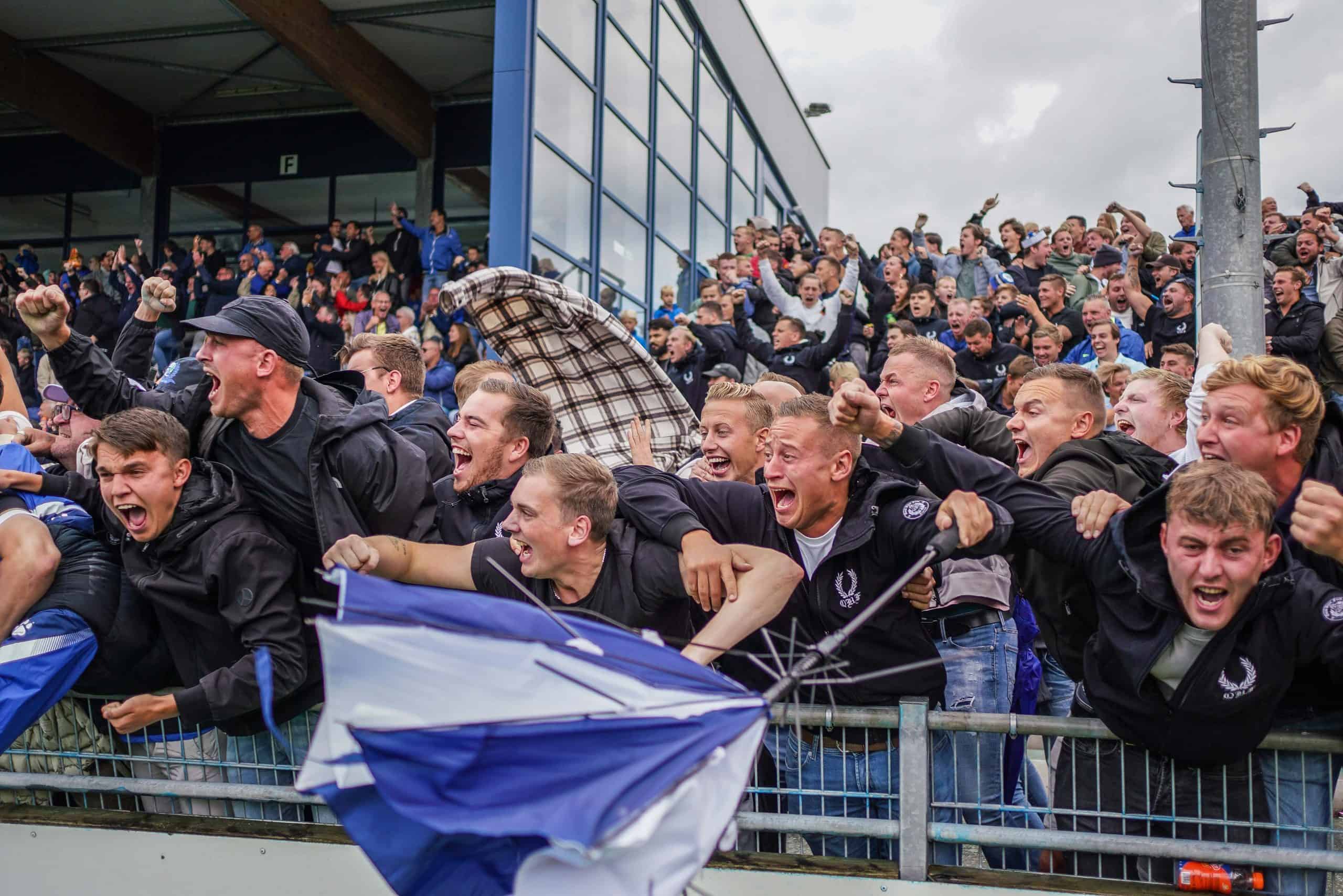 Pitch invasion op Nieuw Zuid na historische derbywinst