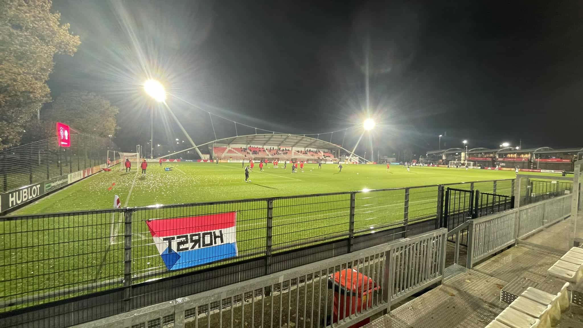 Schandalige behandeling voor uitsupporters Helmond Sport bij Jong Ajax