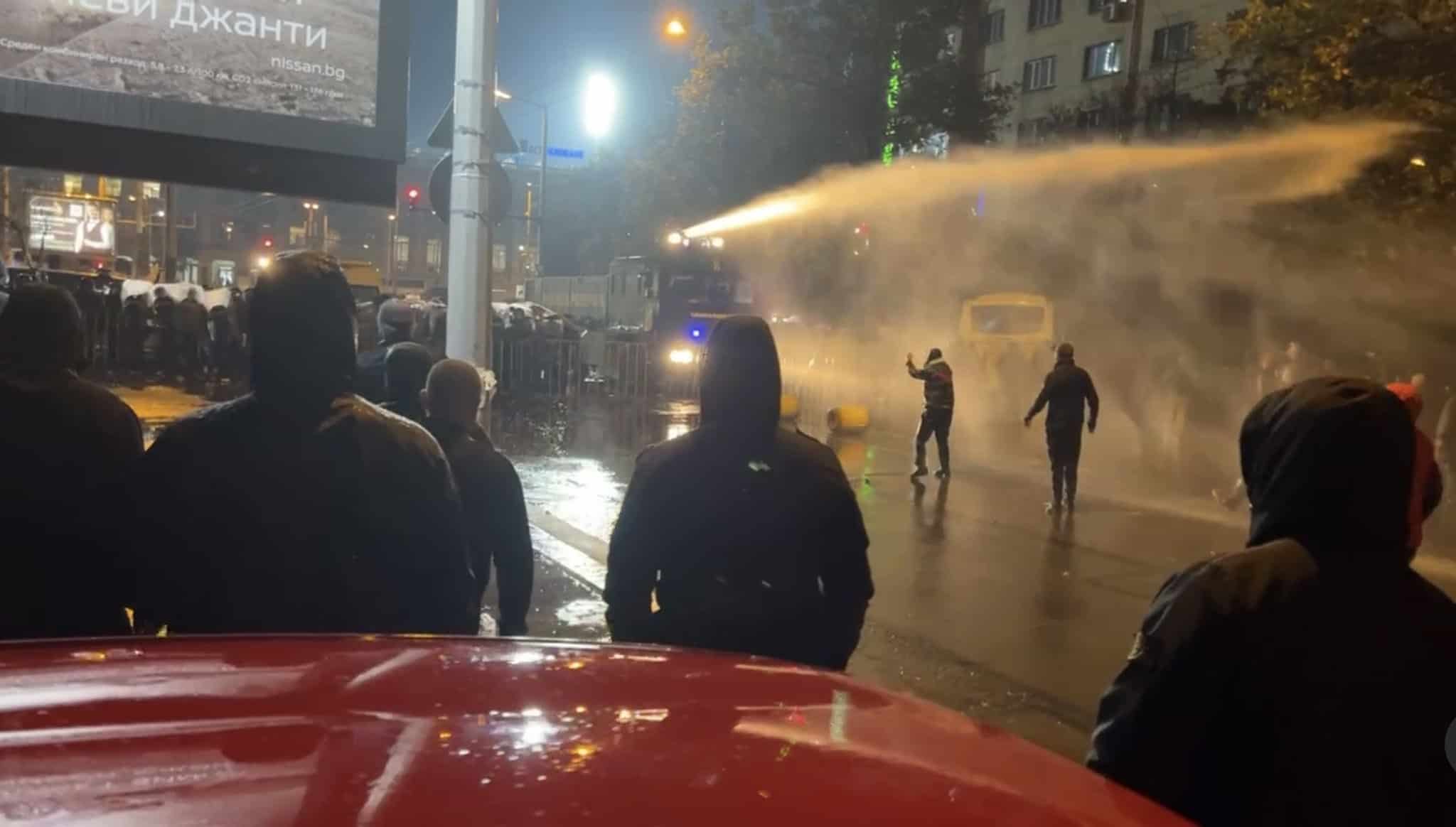 Rivalen uit Sofia staan zij aan zij: protest tegen de