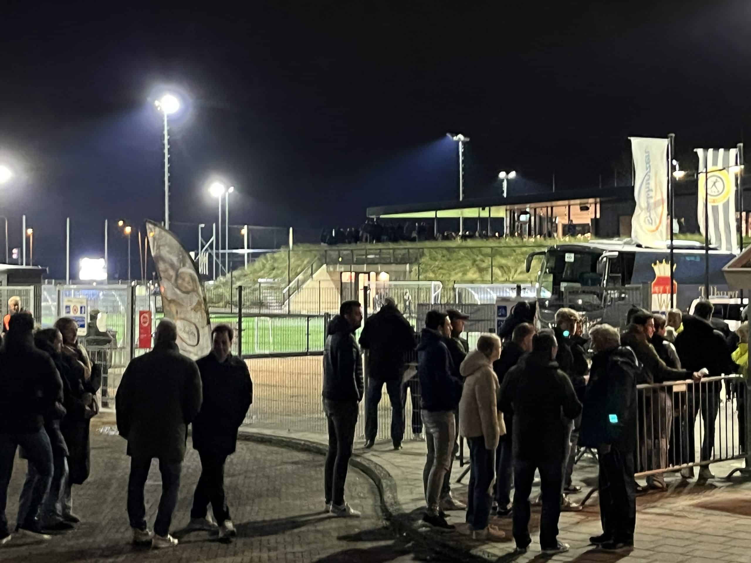 Willem II doorstaat de zwart-witte storm van SJC en bekert verder na een stormachtige avond