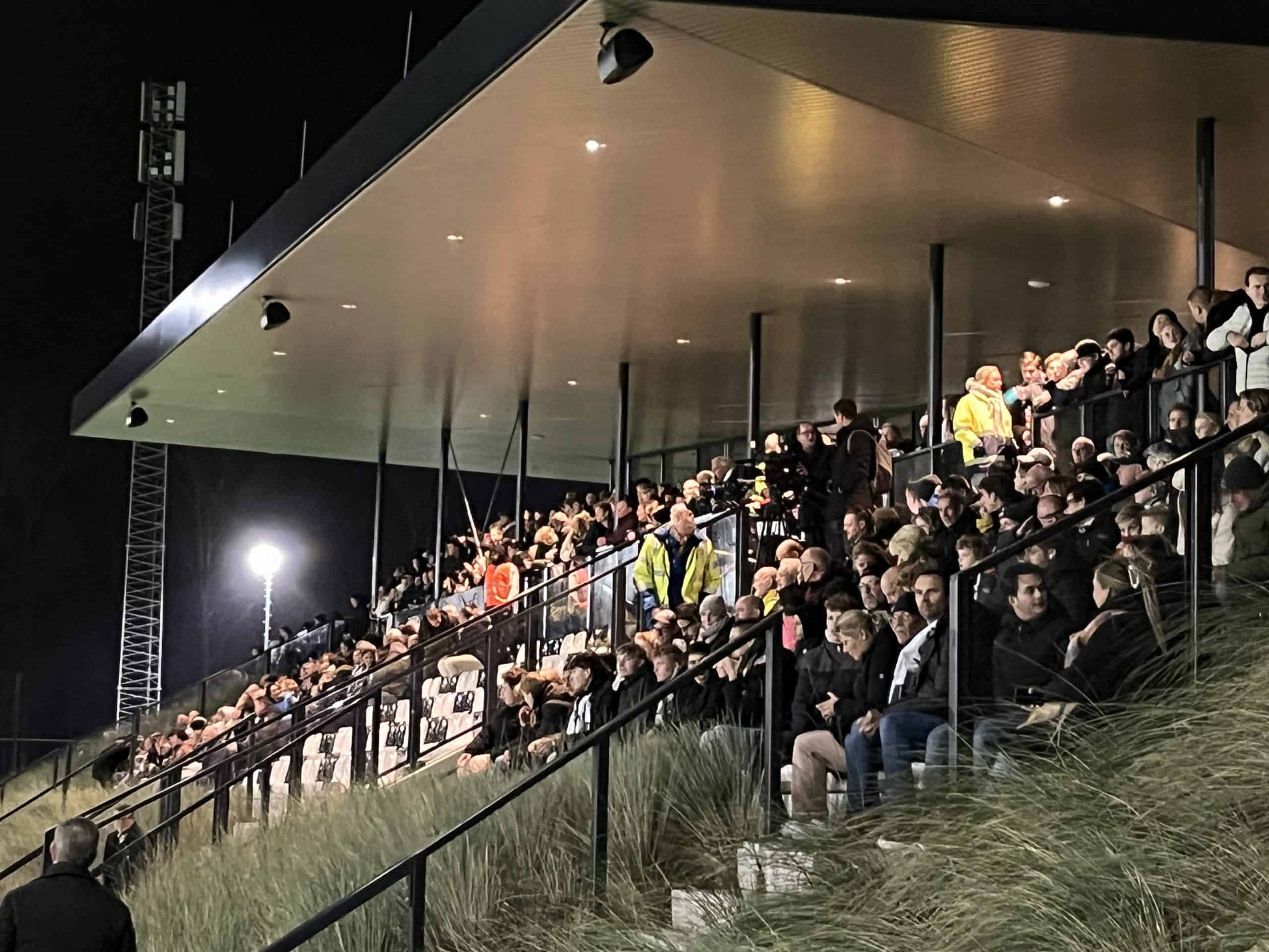 Willem II doorstaat de zwart-witte storm van SJC en bekert verder na een stormachtige avond