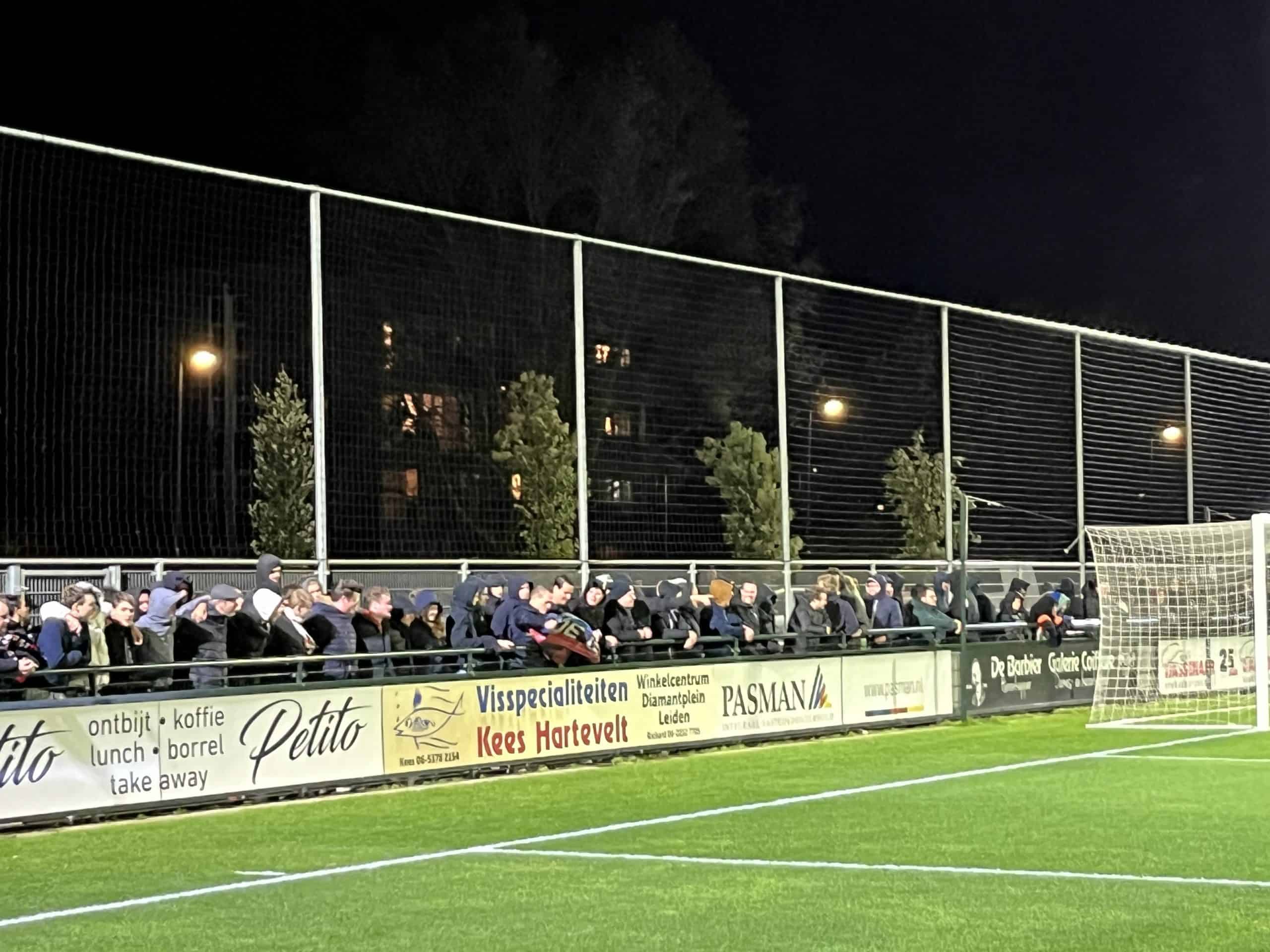 Willem II doorstaat de zwart-witte storm van SJC en bekert verder na een stormachtige avond