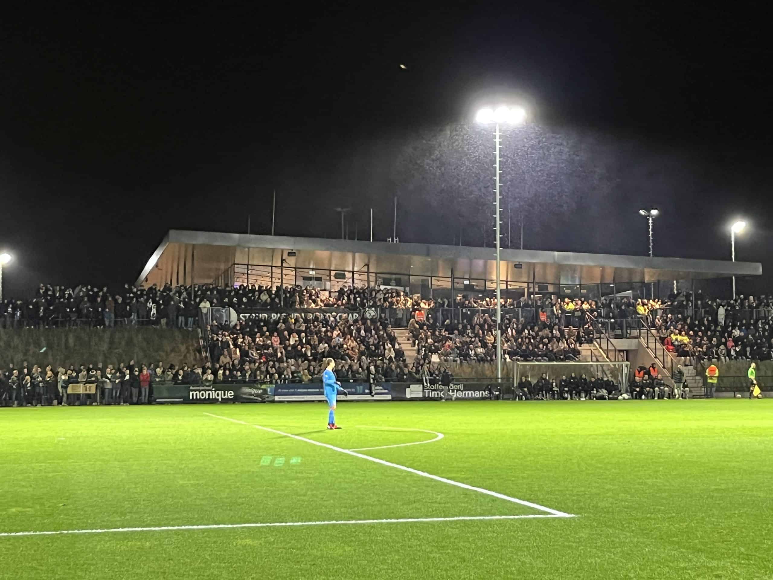 Willem II doorstaat de zwart-witte storm van SJC en bekert verder na een stormachtige avond