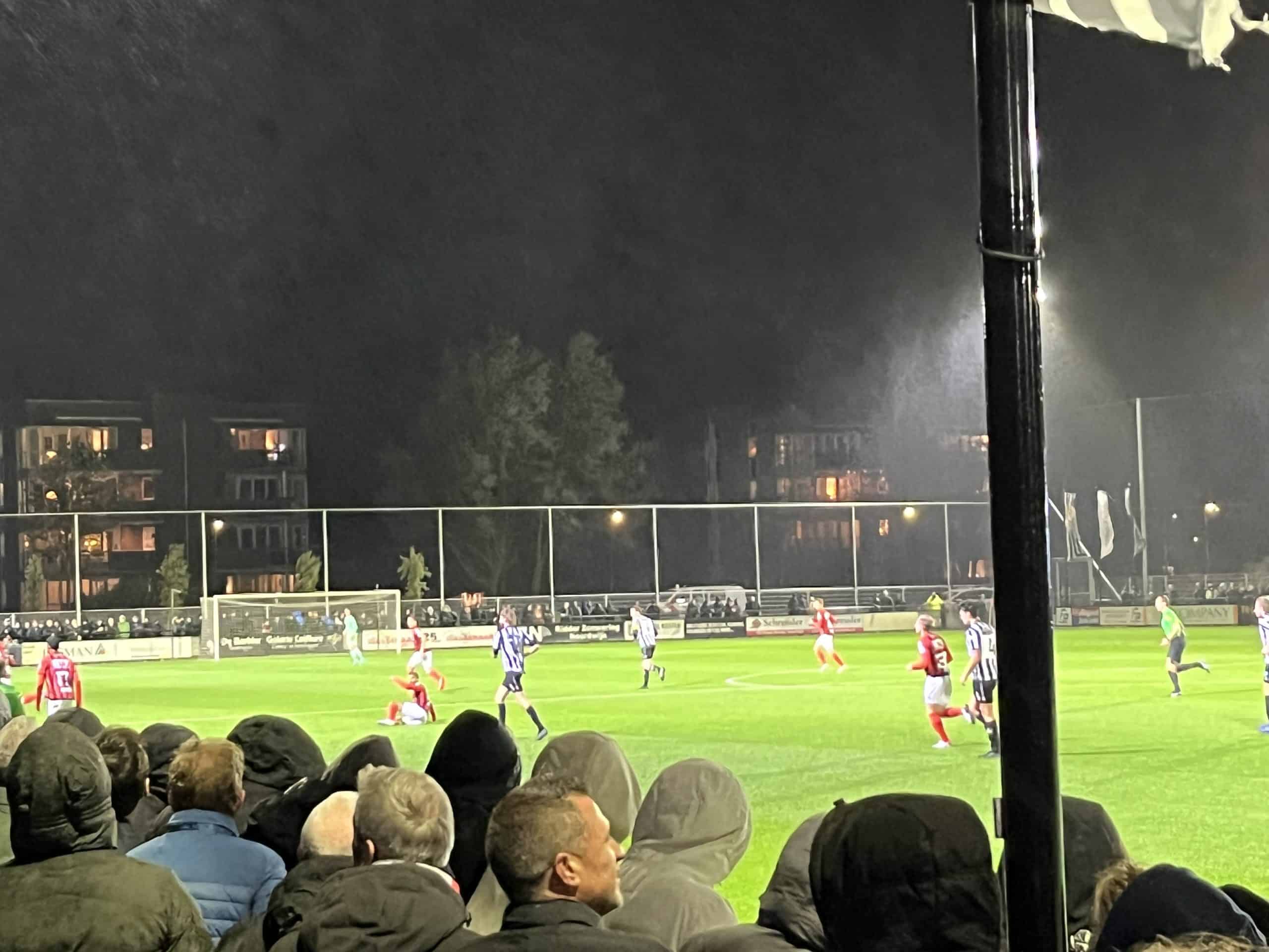 Willem II doorstaat de zwart-witte storm van SJC en bekert verder na een stormachtige avond