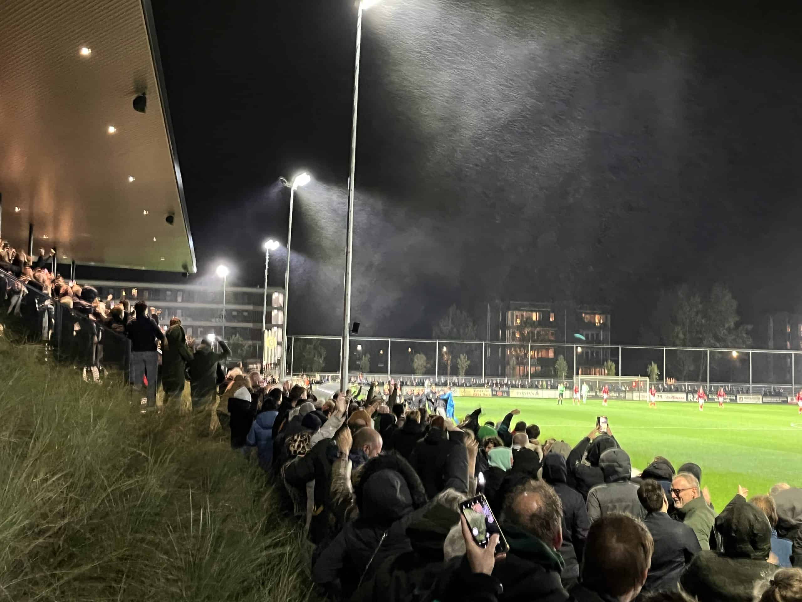 Willem II doorstaat de zwart-witte storm van SJC en bekert verder na een stormachtige avond