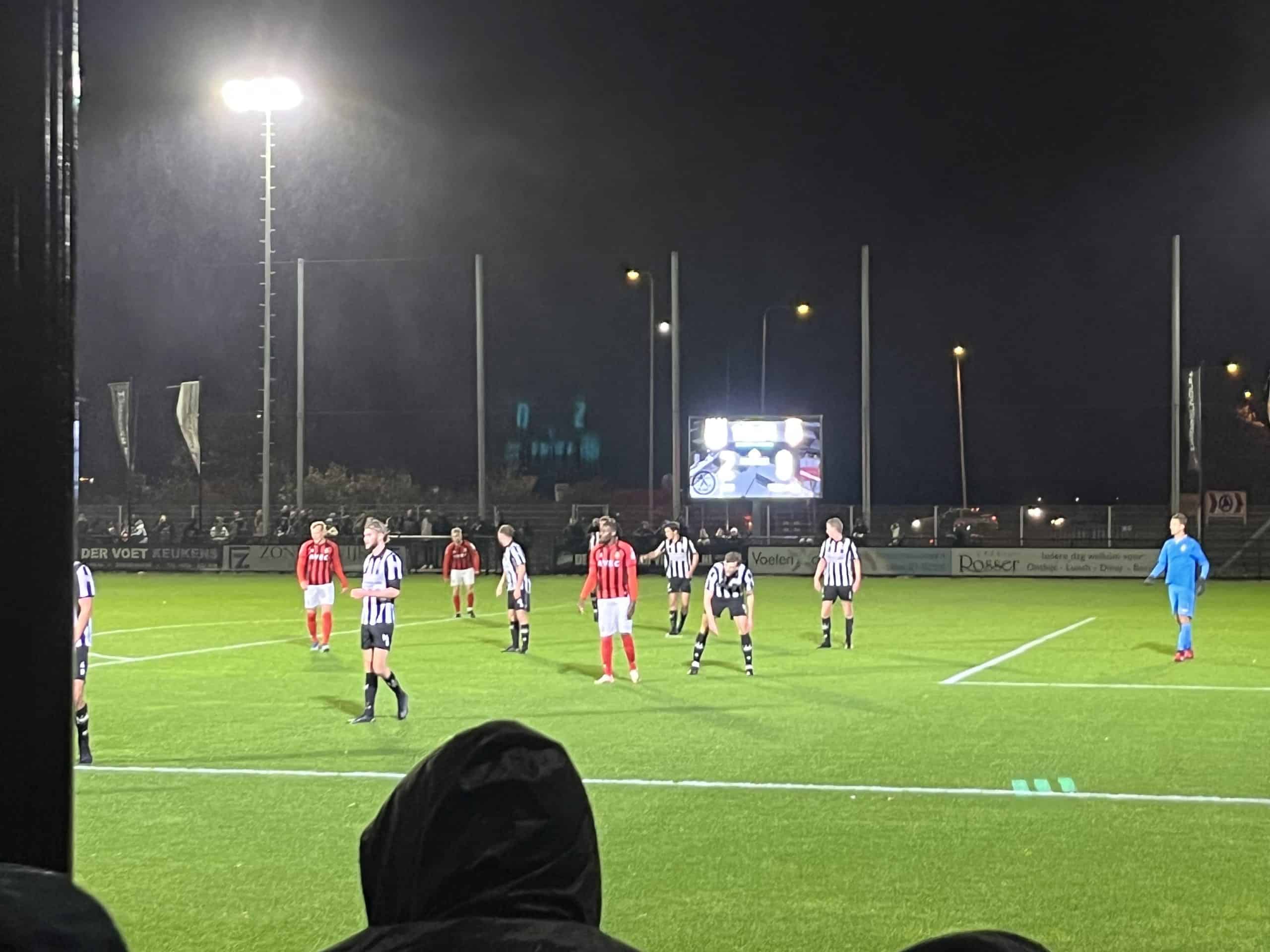 Willem II doorstaat de zwart-witte storm van SJC en bekert verder na een stormachtige avond
