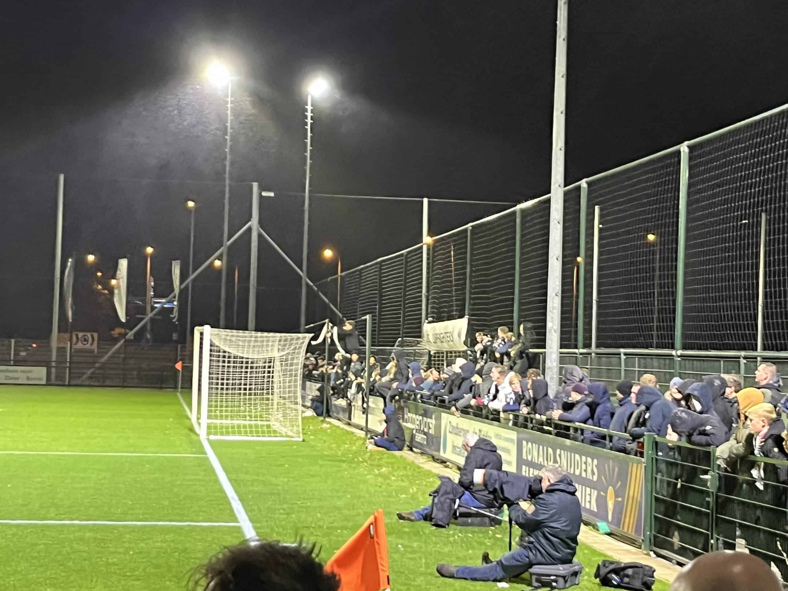 Willem II doorstaat de zwart-witte storm van SJC en bekert verder na een stormachtige avond