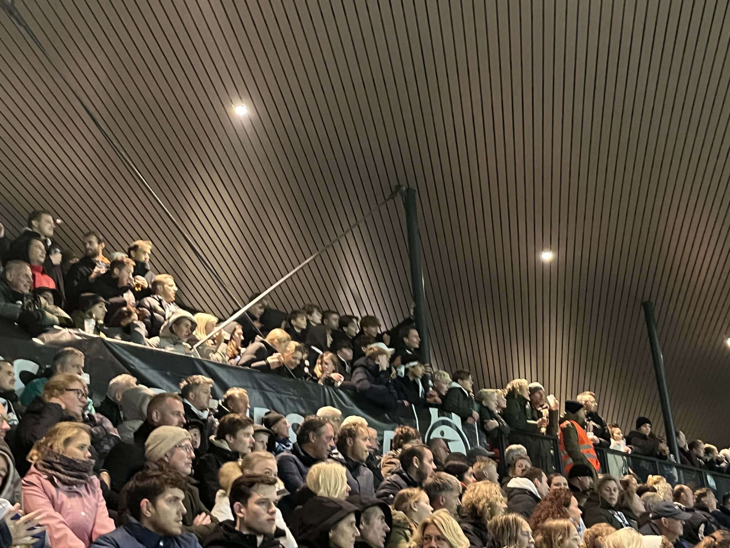 Willem II doorstaat de zwart-witte storm van SJC en bekert verder na een stormachtige avond