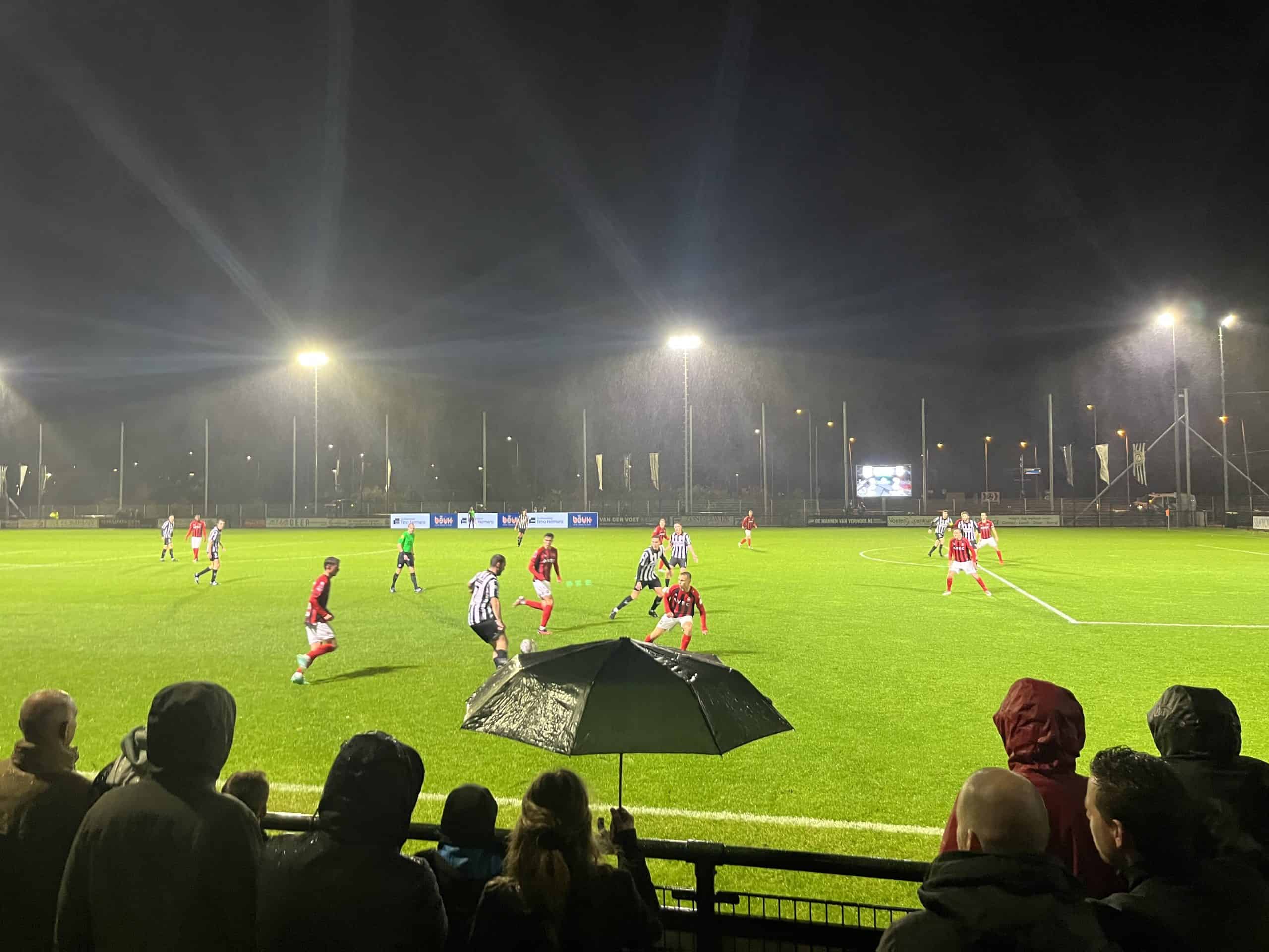 Willem II doorstaat de zwart-witte storm van SJC en bekert verder na een stormachtige avond