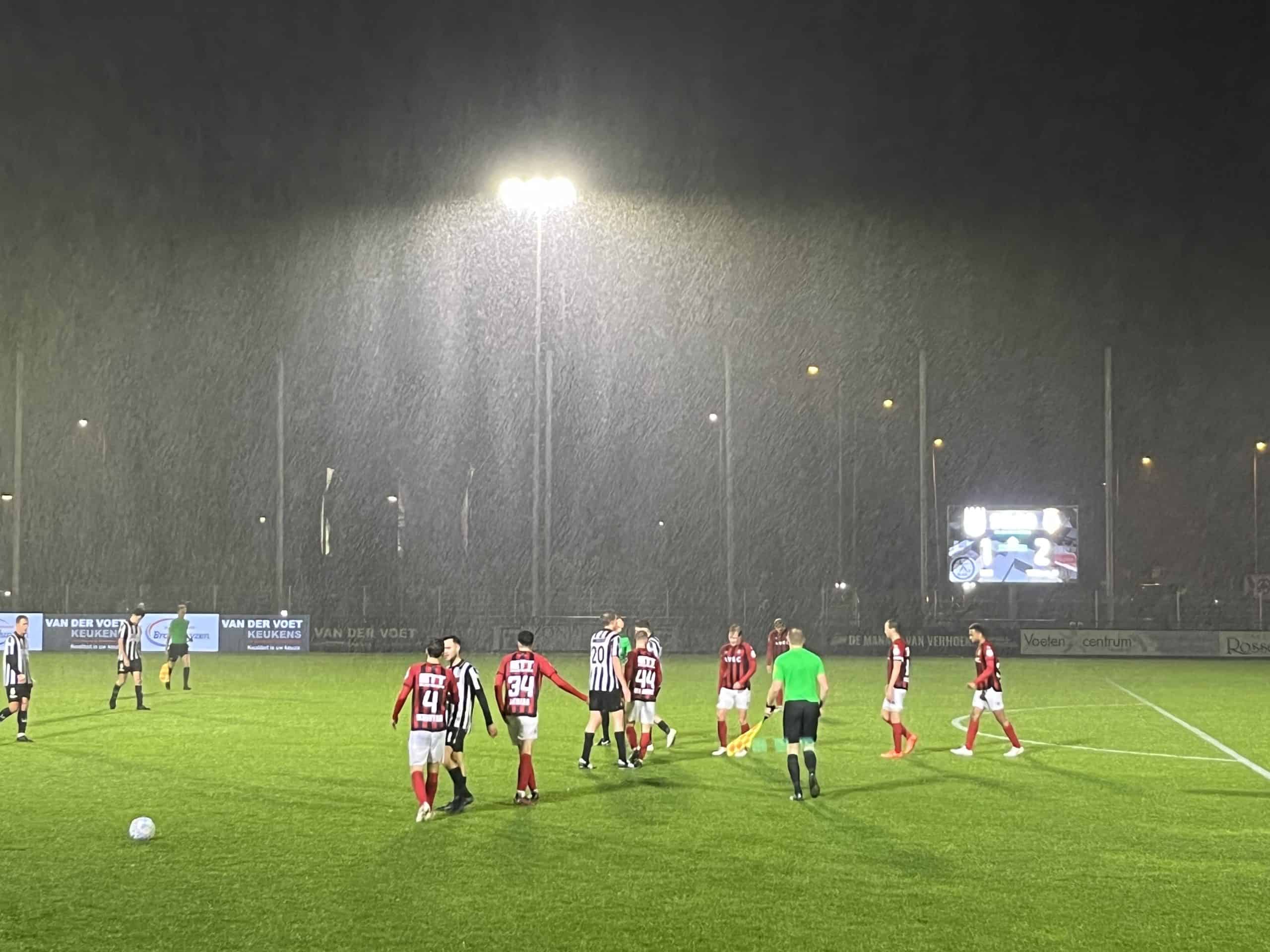 Willem II doorstaat de zwart-witte storm van SJC en bekert verder na een stormachtige avond