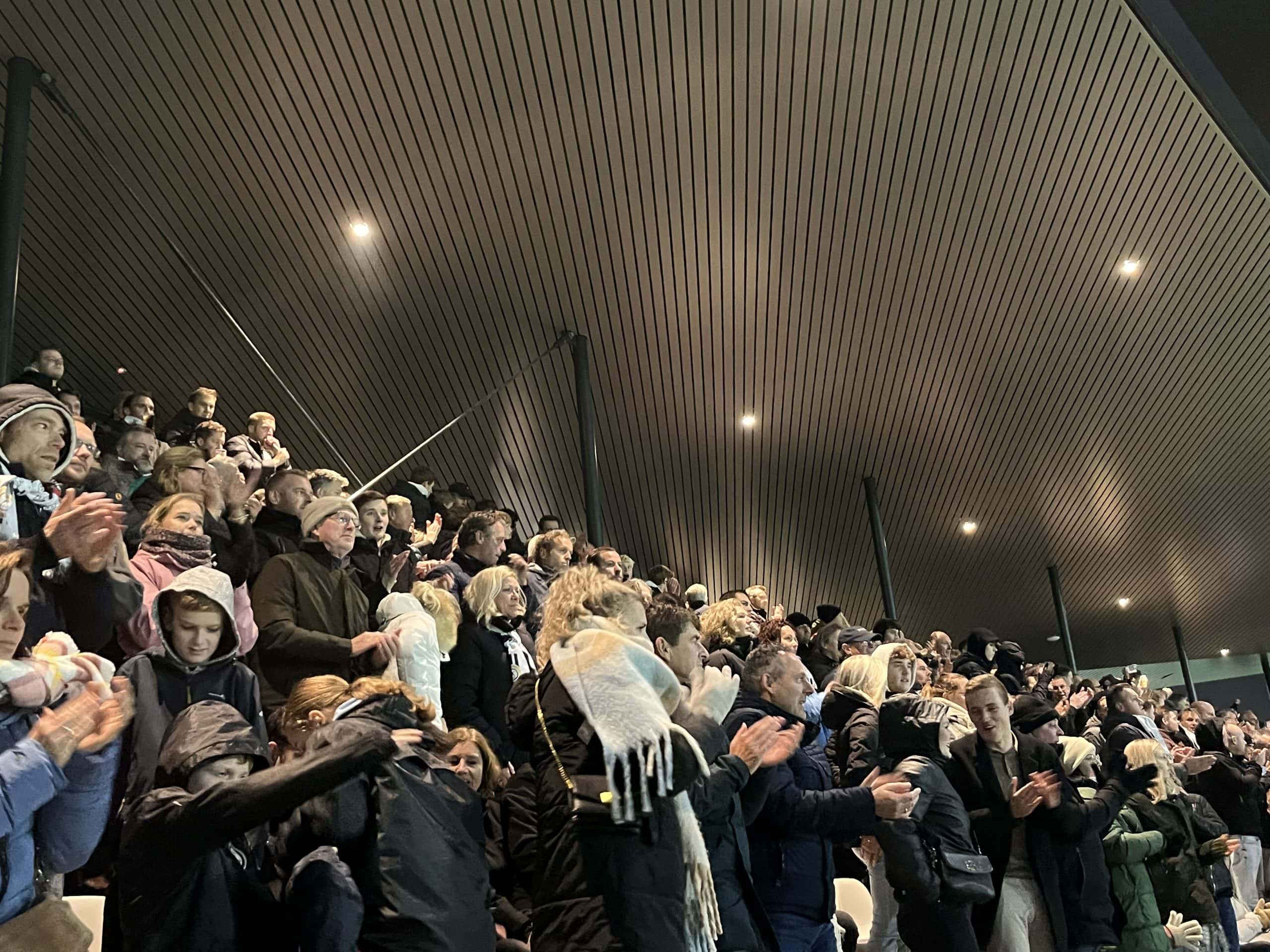 Willem II doorstaat de zwart-witte storm van SJC en bekert verder na een stormachtige avond