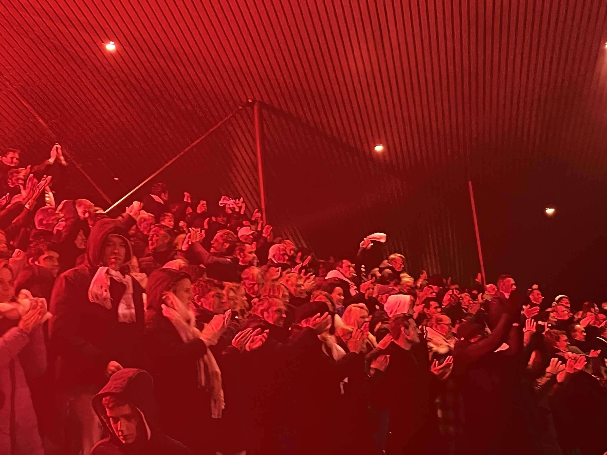 Willem II doorstaat de zwart-witte storm van SJC en bekert verder na een stormachtige avond
