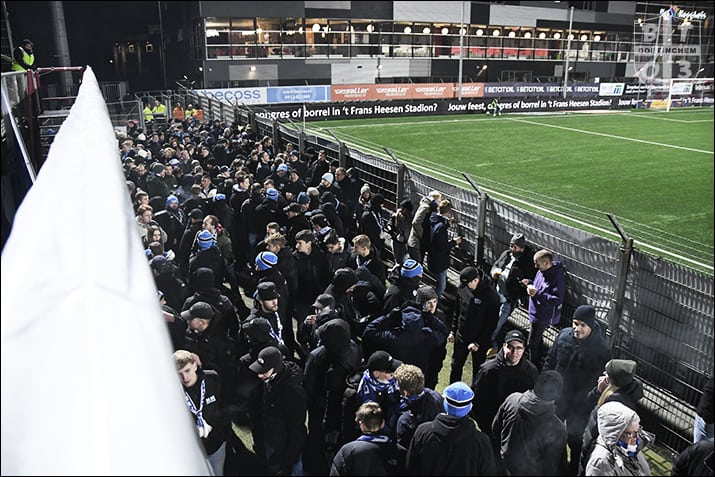 Geniale actie van Brigata Tifosi van De Graafschap bij TOP Oss