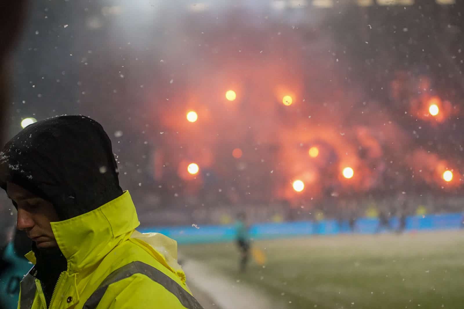 Pyroshows in de sneeuw; bijzondere avond bij derby Sankt Pauli – HSV