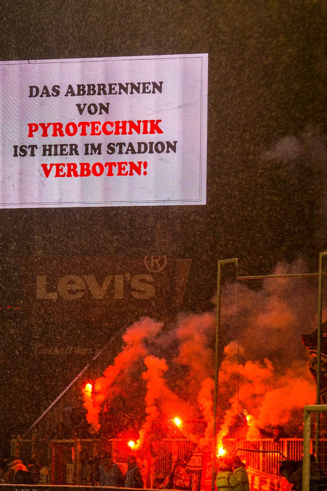 Pyroshows in de sneeuw; bijzondere avond bij derby Sankt Pauli – HSV