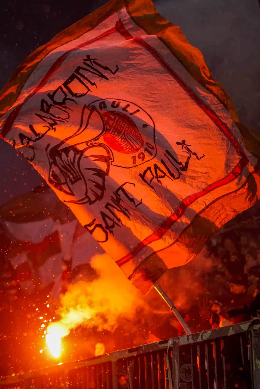 Pyroshows in de sneeuw; bijzondere avond bij derby Sankt Pauli – HSV