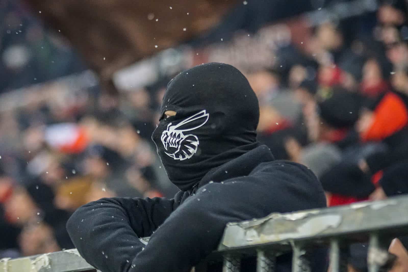 Pyroshows in de sneeuw; bijzondere avond bij derby Sankt Pauli – HSV