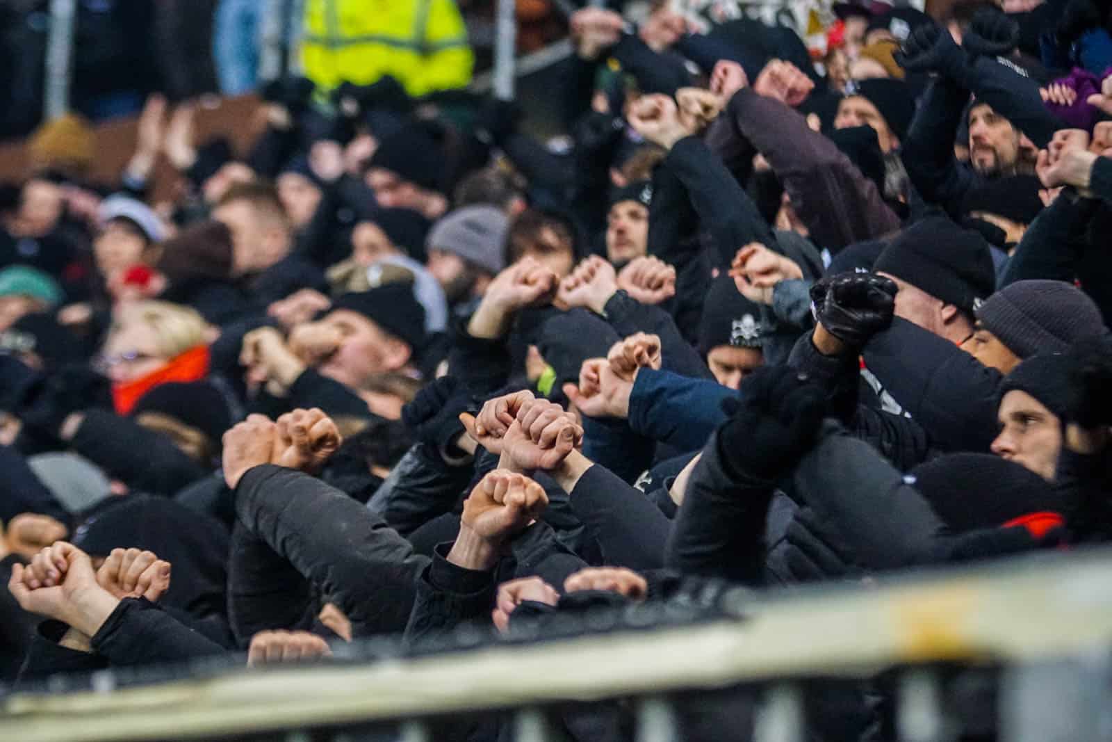 Pyroshows in de sneeuw; bijzondere avond bij derby Sankt Pauli – HSV