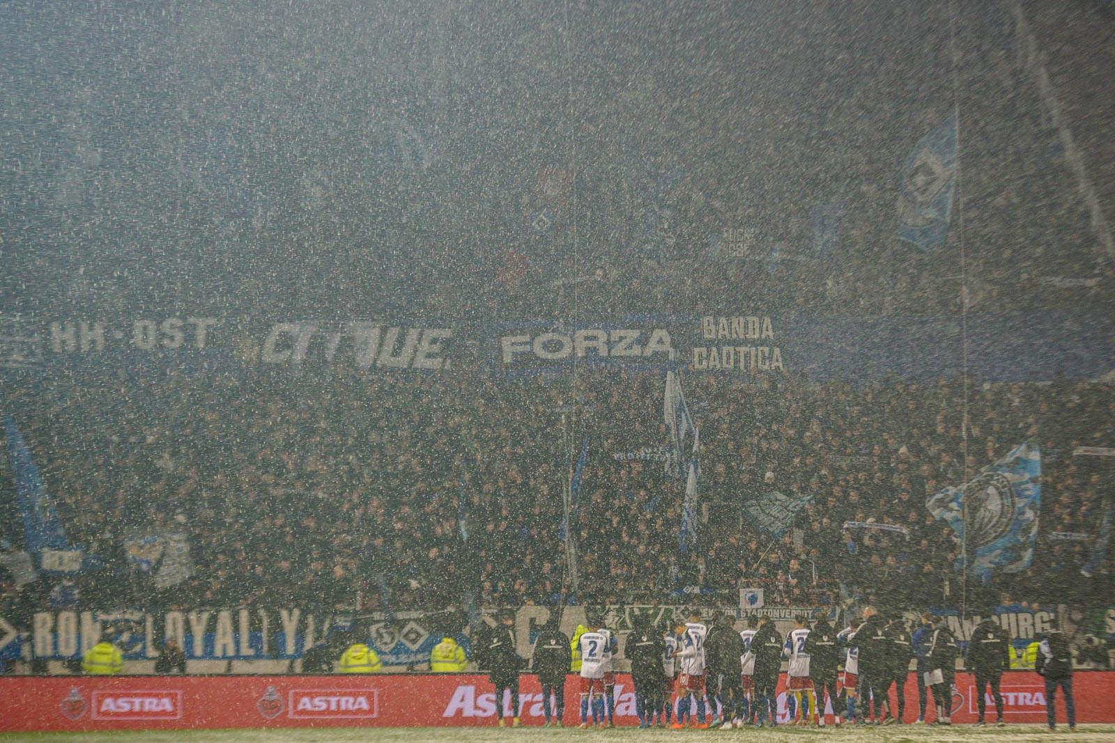 Pyroshows in de sneeuw; bijzondere avond bij derby Sankt Pauli – HSV