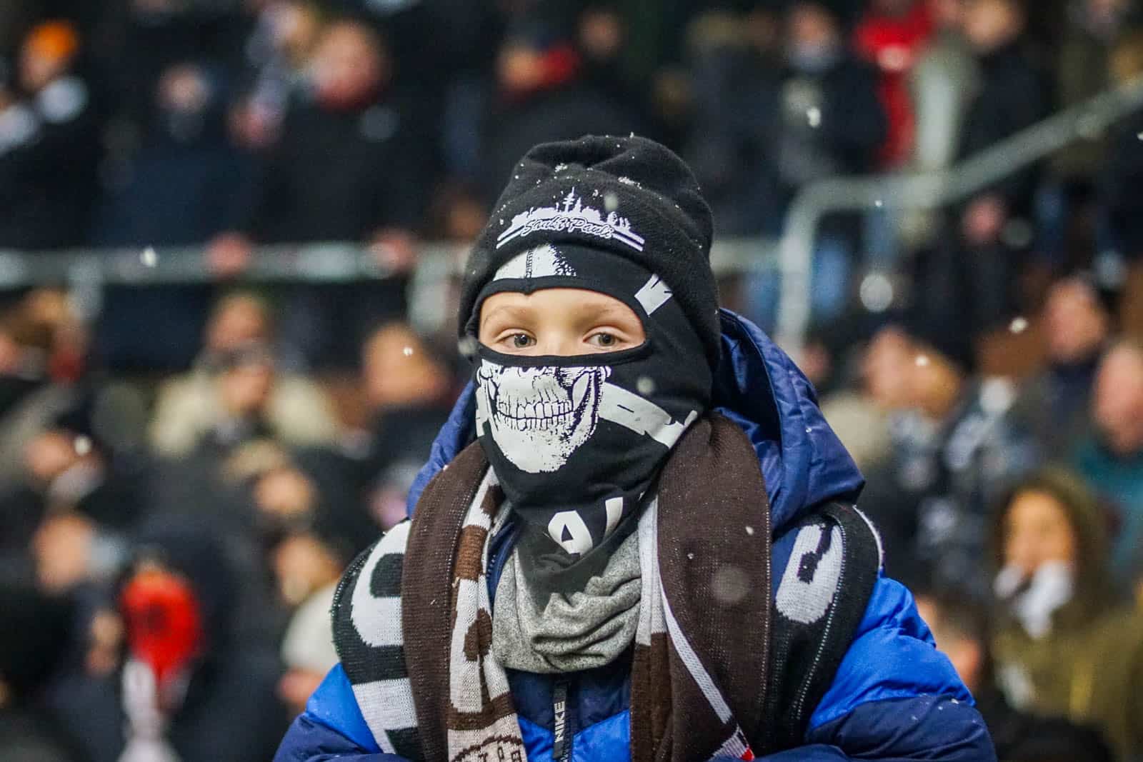 Pyroshows in de sneeuw; bijzondere avond bij derby Sankt Pauli – HSV